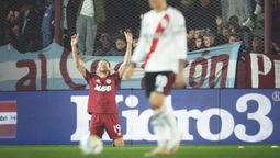 la novia del goleador de lanus fue a alentar a river y cargo al granate: los chiquitos festejan empates