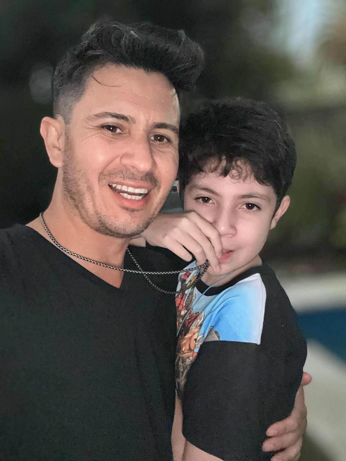 Daniel junto a su hijo Santino. 