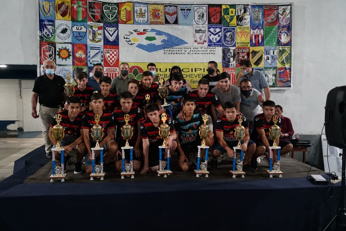 Esteban Echeverría: Fernando Gray junto a los campeones prejuveniles de fútbol de FeFIJEE