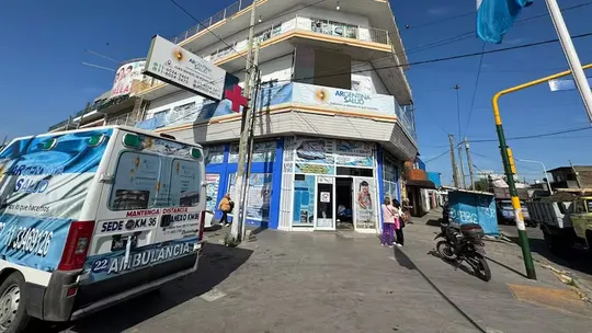 Protestas en una clínica vinculada a la presunta red de médicos truchos: Lo inyectaron y murió a los 15 minutos
