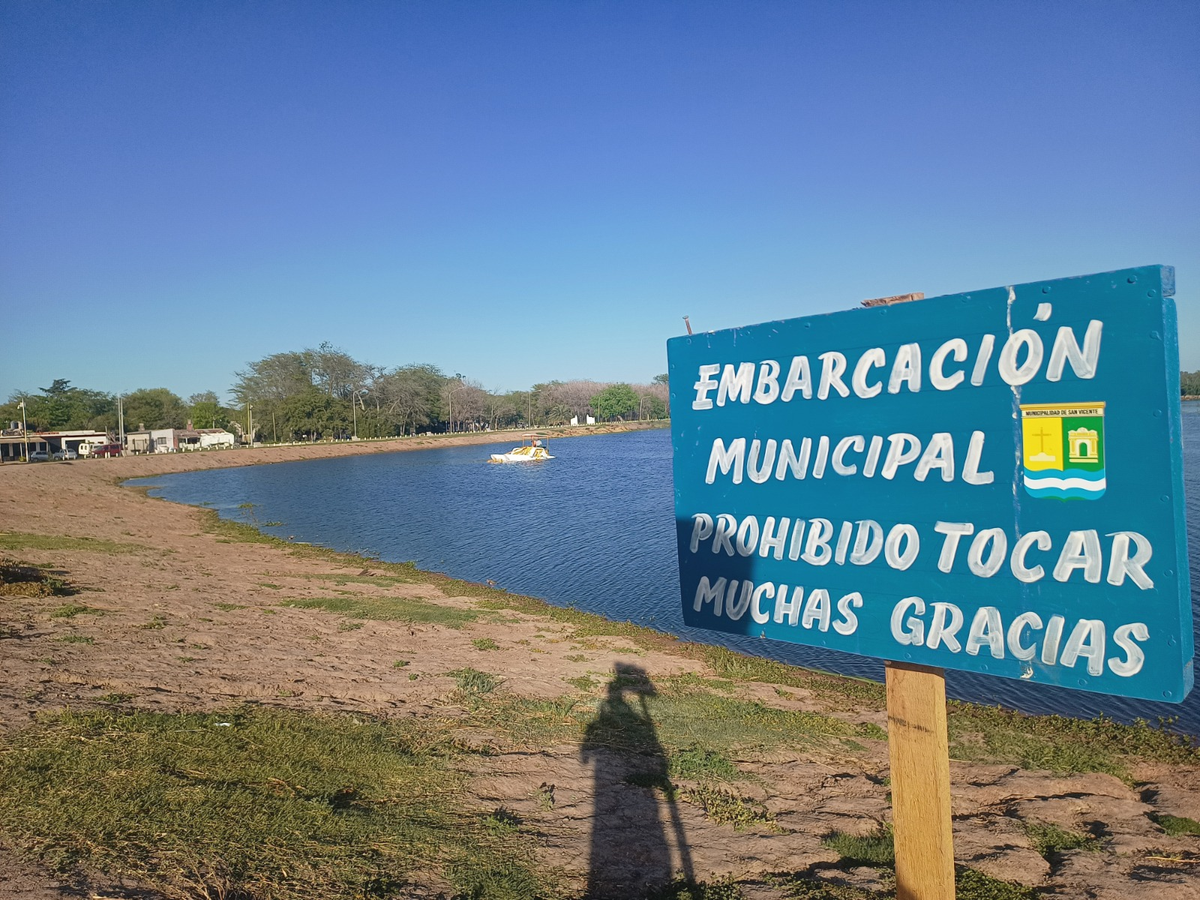 Operarios del Municipio de San Vicente trabajan con una unidad acu&aacute;tica para despejar camalotes y juncos.&nbsp;