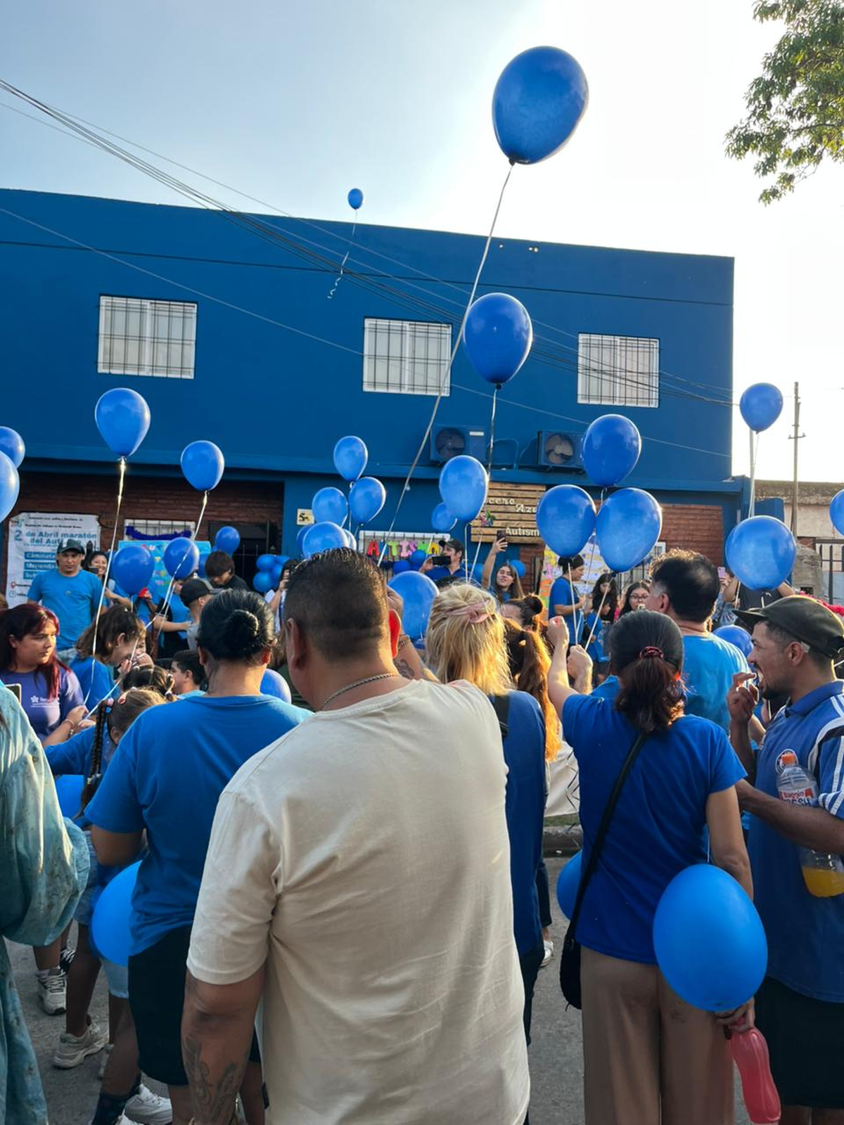 Los presentes lanzaron globos tras la maratón en Almirante Brown. Los presentes lanzaron globos tras la maratón en Almirante Brown.