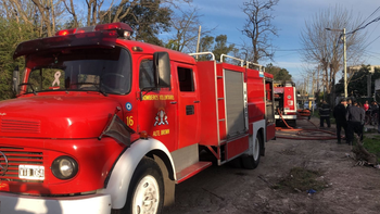 Feroz incendio en Burzaco: una casa sufrió graves daños