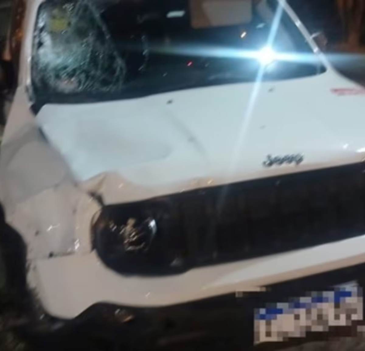 La camioneta present&oacute; da&ntilde;os en el sector derecho.