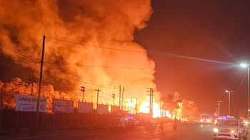 Terrible incendio en depósito de pallets en Esteban Echeverría: bomberos trabajaron hasta las 5 am