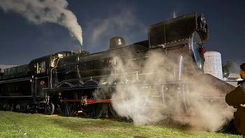 La locomotora a vapor recorrió las vías del Roca y llegó hasta Brandsen