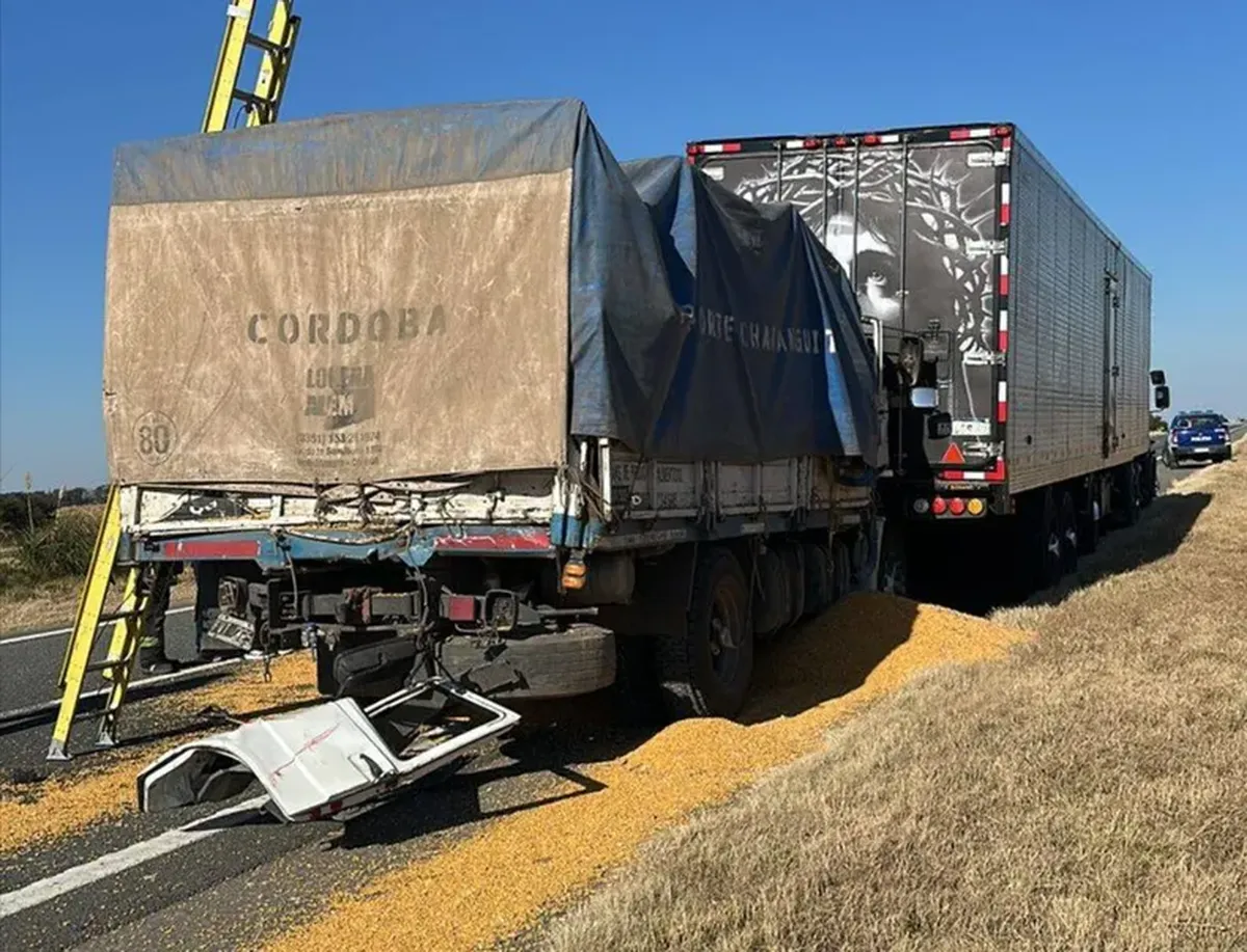 El accidente entre los dos vehículos de carga ocurrió sobre la Autopista Córdoba-Rosario. El accidente entre los dos vehículos de carga ocurrió sobre la Autopista Córdoba-Rosario.