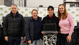 monte grande: fernando gray y magui gray entregaron notebooks a estudiantes