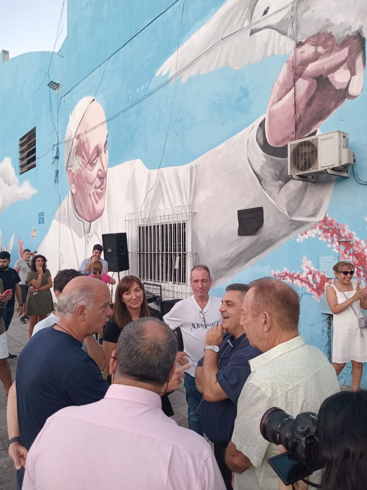 Lanús: inauguraron un mural en homenaje al Papa Francisco, a diez años de su asunción