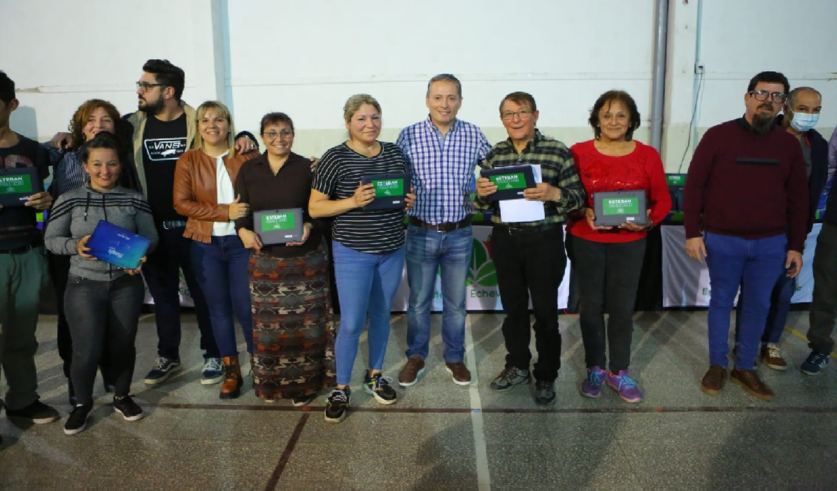Esteban Online: entregaron 700 tablets a adultos estudiantes de secundario