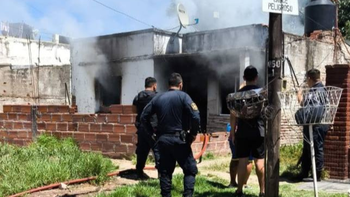 Feroz incendio de una vivienda en Claypole: operativo de Bomberos de Almirante Brown