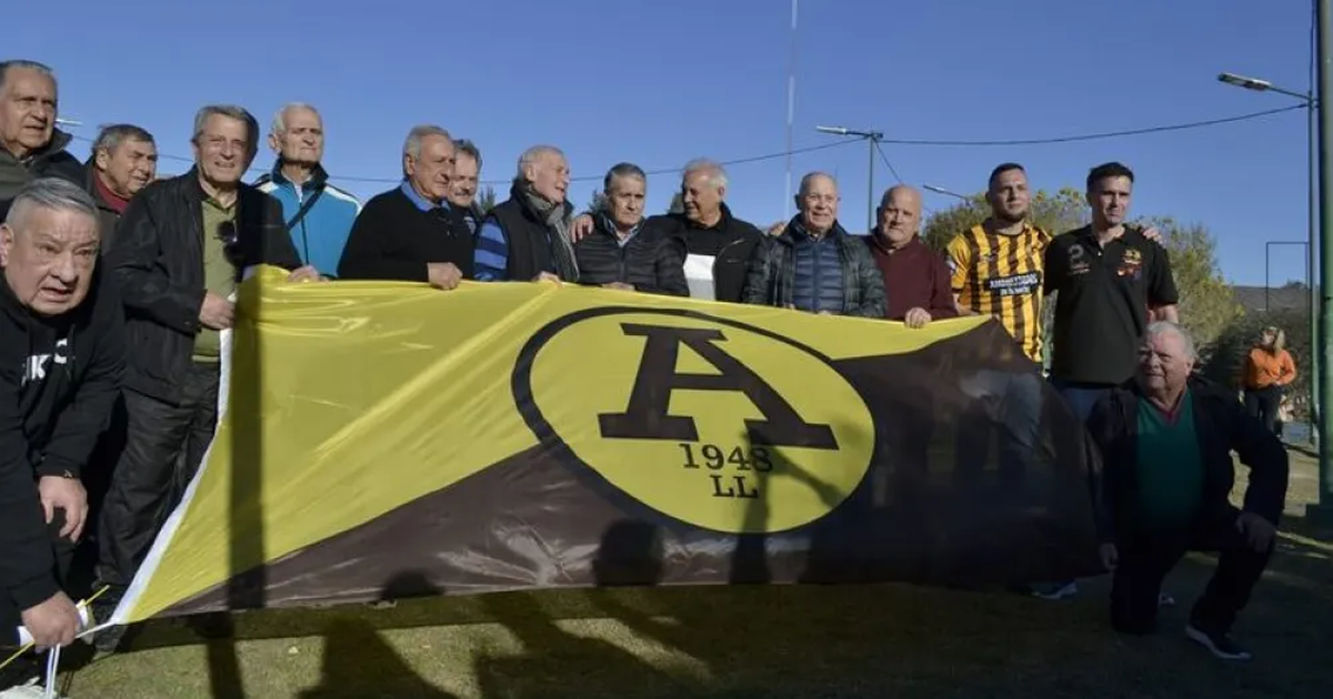 Glorias de Arsenal de Llavallol en el Parque Municipal luchando por la refundación. Entre ellos Ángel Clemente Rojas, ex futbolista con pasado en el club y en Boca Juniors.
