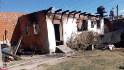 un joven tuvo un ataque de epilepsia mientras cocinaba y se incendio su casa en lomas