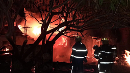 Impactante incendio arrasó con dos viviendas en Lanús: amplio operativo de los bomberos.