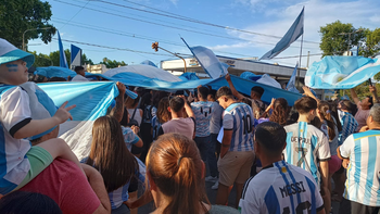 Coloridos festejos en San Vicente por el pase a cuartos de la Selección Argentina