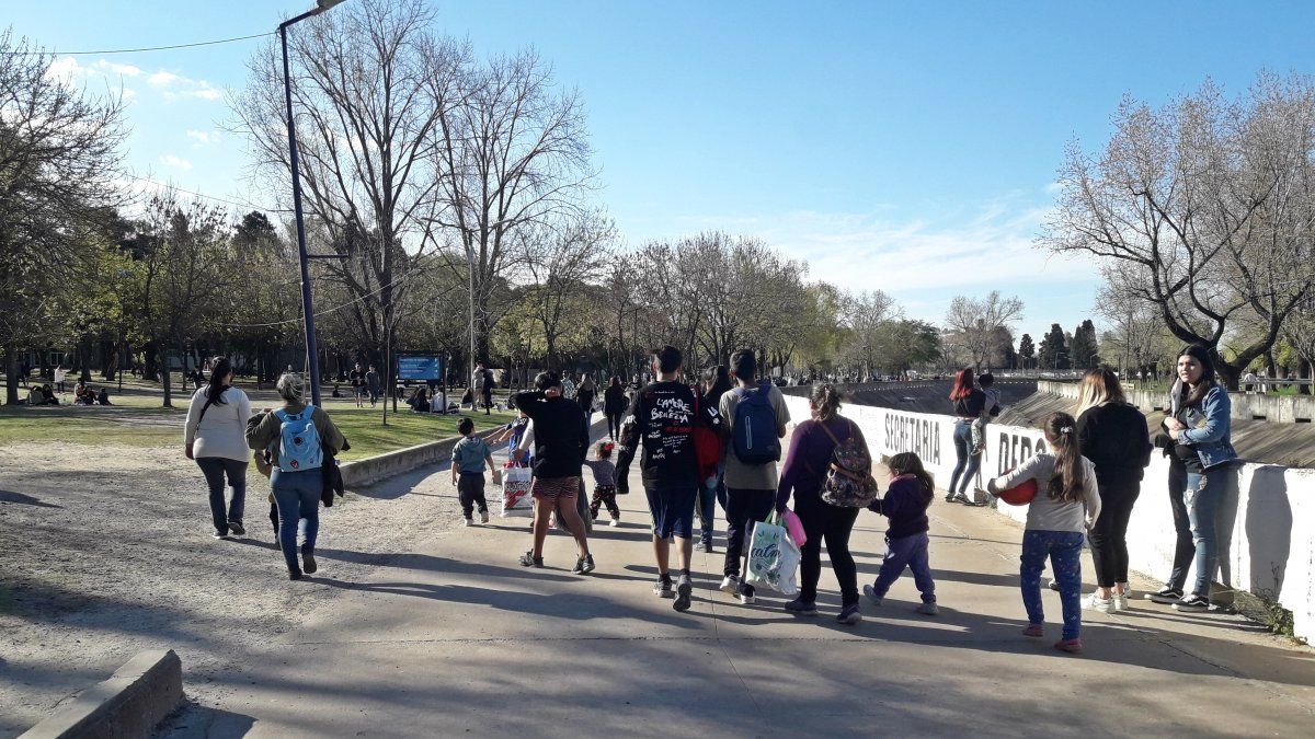 Día de la Primavera en Lomas de Zamora: familias y jóvenes llenaron parques y plazas