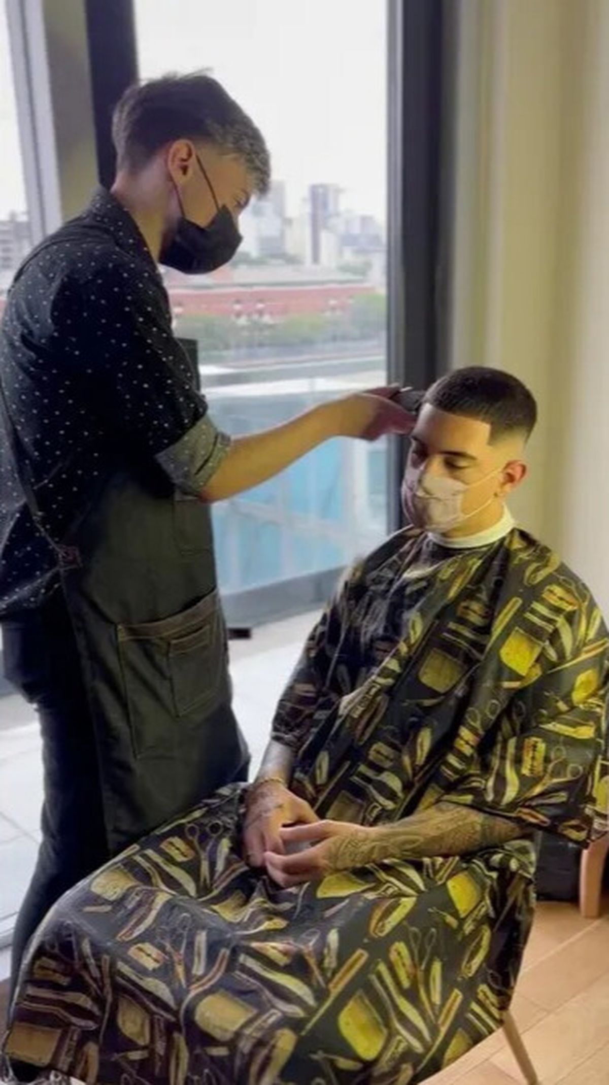 El joven de Lomas es el peluquero personal de Ecko.