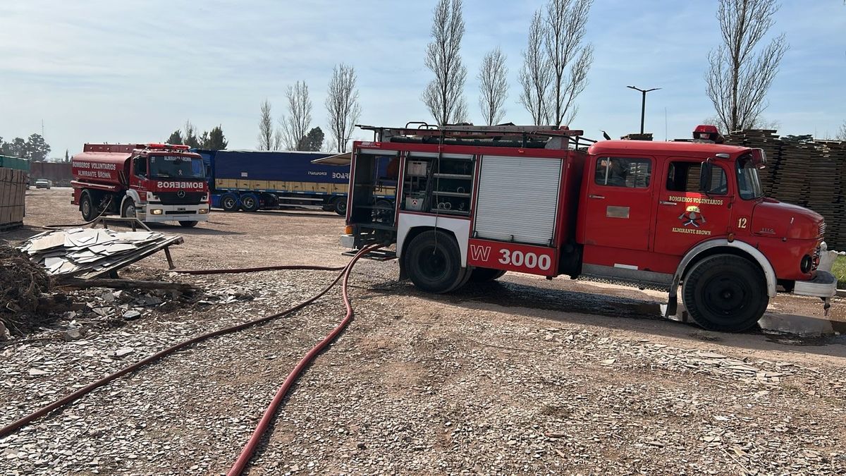 Los Bomberos de Almirante Brown actuaron en el incendio. 