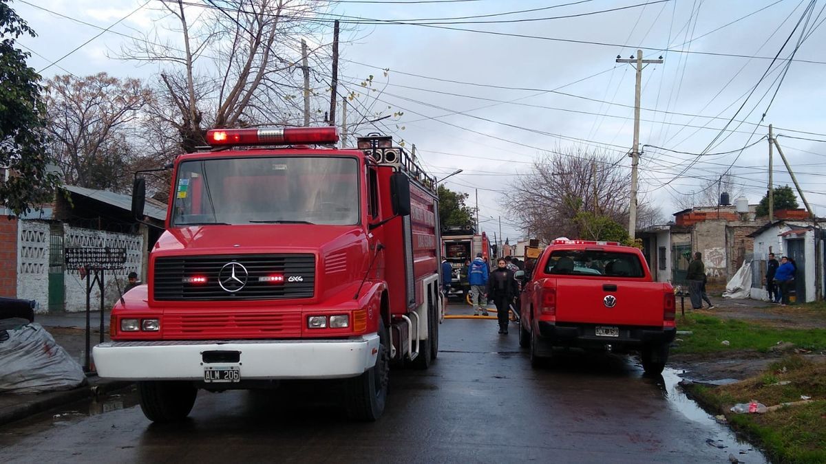 Bomberos de Lomas de Zamora trabajando en el incendio en Villa Fiorito.