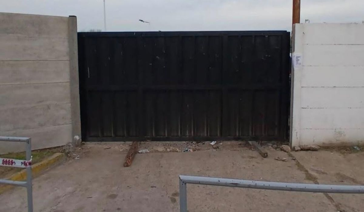 El portón colocado en las inmediaciones del estadio de Claypole. 