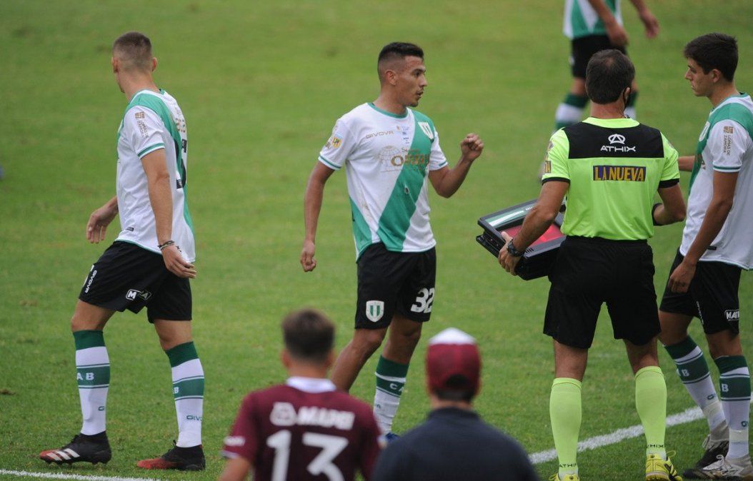 Tanco ingresa por Coronel en Banfield. Lanús aseguró que no estaba habilitado para jugar y pidió los puntos.