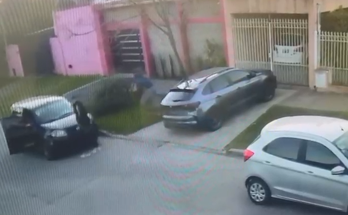 El robo de la rueda en San Vicente quedó registrado en las cámaras de seguridad de la zona.