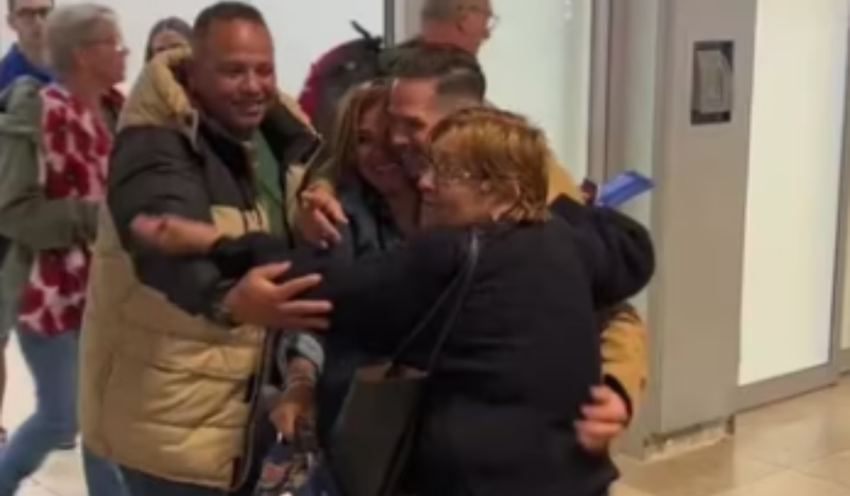 Viral: una mujer se confundió de hijo y abrazó a otro hombre en el aeropuerto