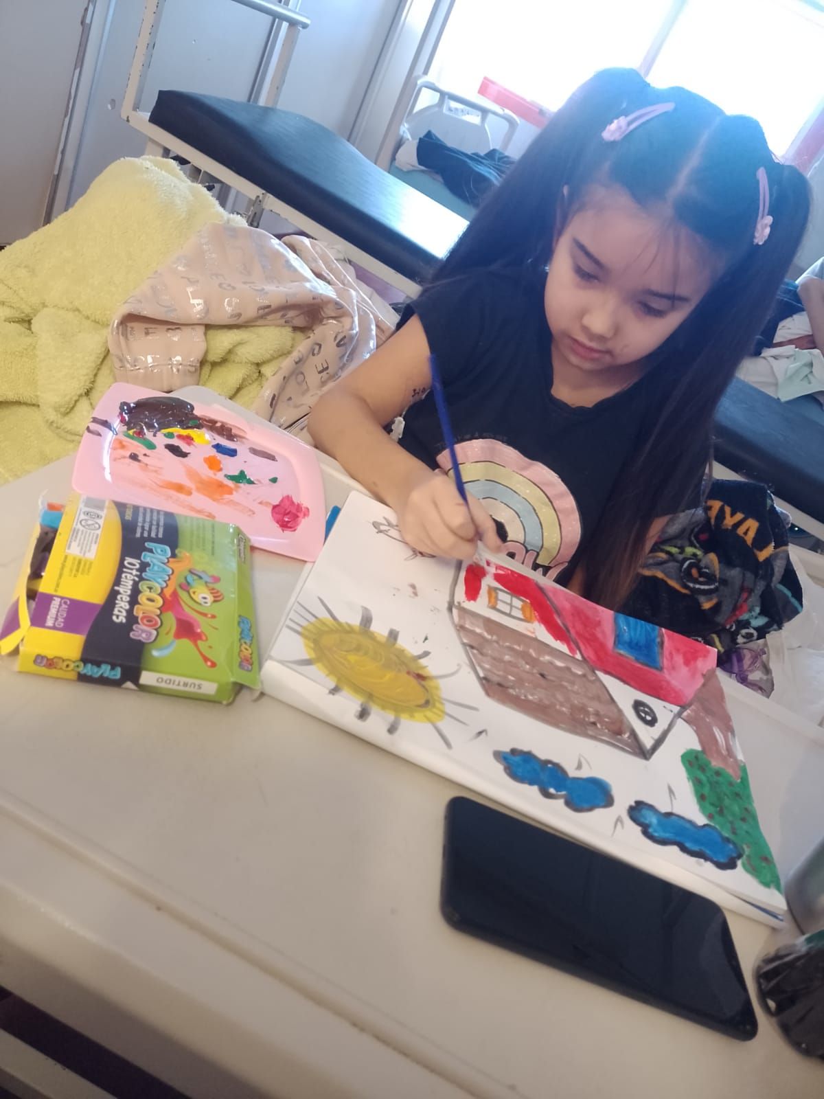 La niña perdió sensibilidad en el lado izquierdo de su cuerpo y actualmente realiza radioterapia y quimioterapia. La niña perdió sensibilidad en el lado izquierdo de su cuerpo y actualmente realiza radioterapia y quimioterapia.