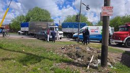 almirante brown: un camion perdio el control por un desperfecto mecanico y choco a un auto