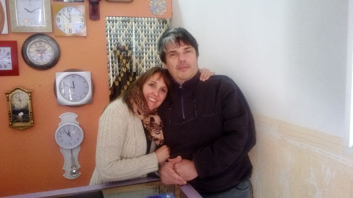 Claudia y Marcelo en su relojería, años atrás.