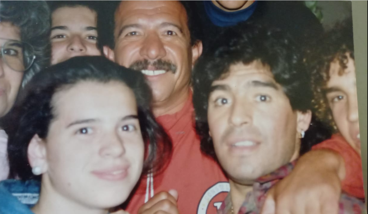 Con Maradona en su hist&oacute;rica visita a San Vicente en 1991.