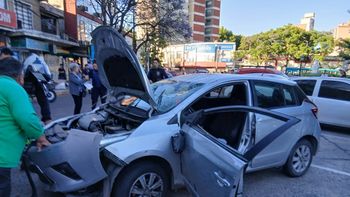 Monte Grande: un auto volcó tras un fuerte choque y hubo un herido