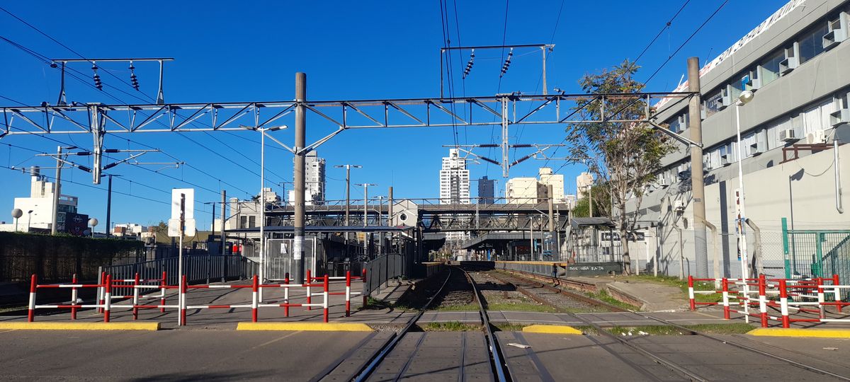 Ante la falta de trenes, muchos vecinos viajan en las líneas de colectivos que no adhirieron a la medida de fuerza.