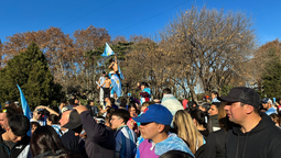 la zona sur salio a celebrar el inolvidable triunfo de argentina: plazas y calles colmadas de hinchas