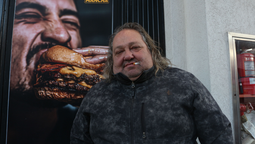 el gordo que fuma, el peor influencer de zona sur: soy un simbolo de la decadencia