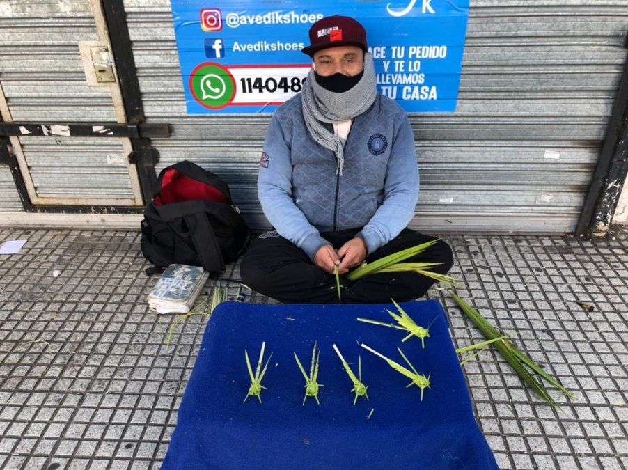 Lomas: llegó del campo por una operación y ahora está en situación de calle y hace artesanías