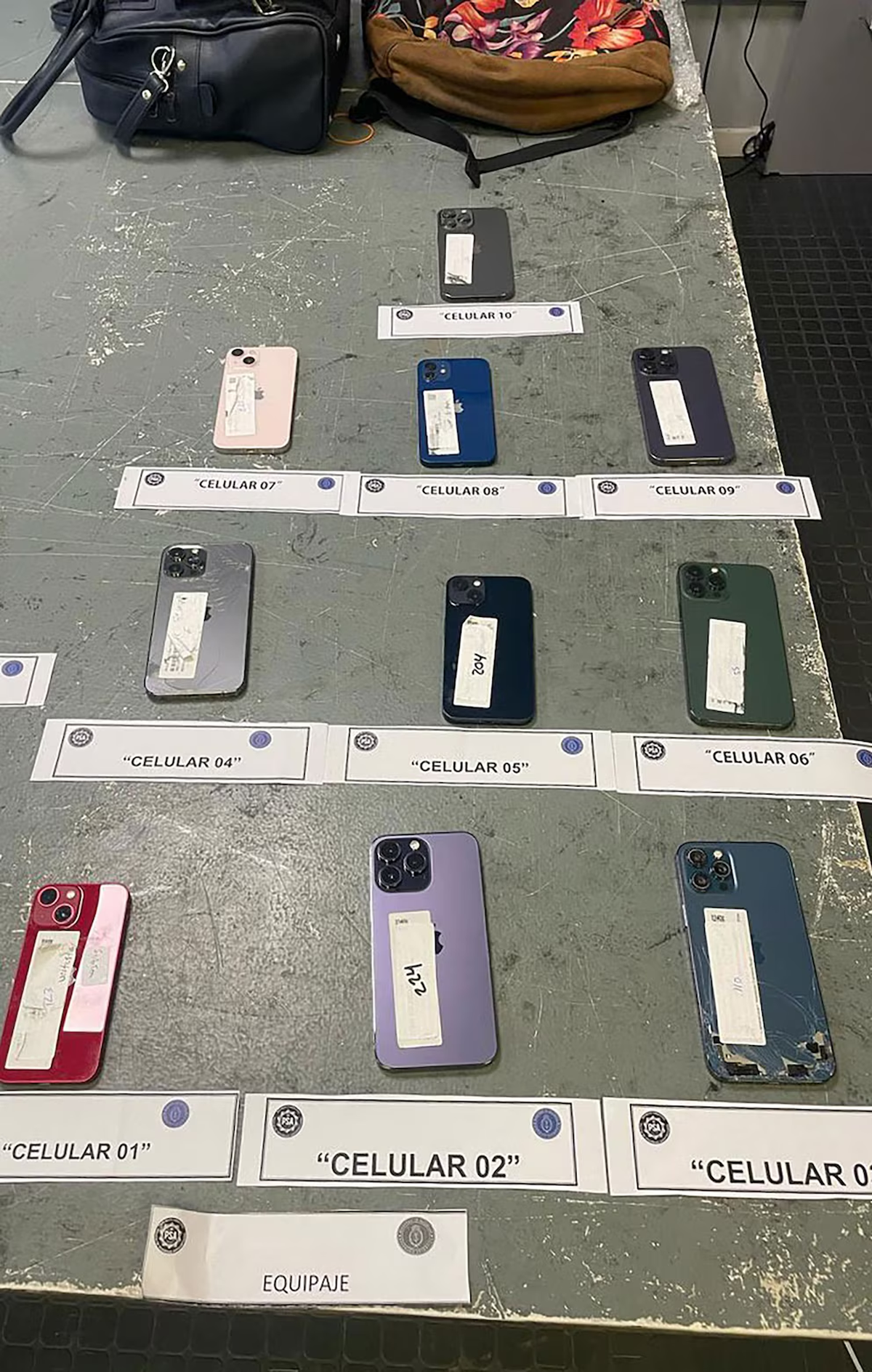 Entre los productos que se encontraban en el equipaje de la azafata hab&iacute;a celulares de alta gama.