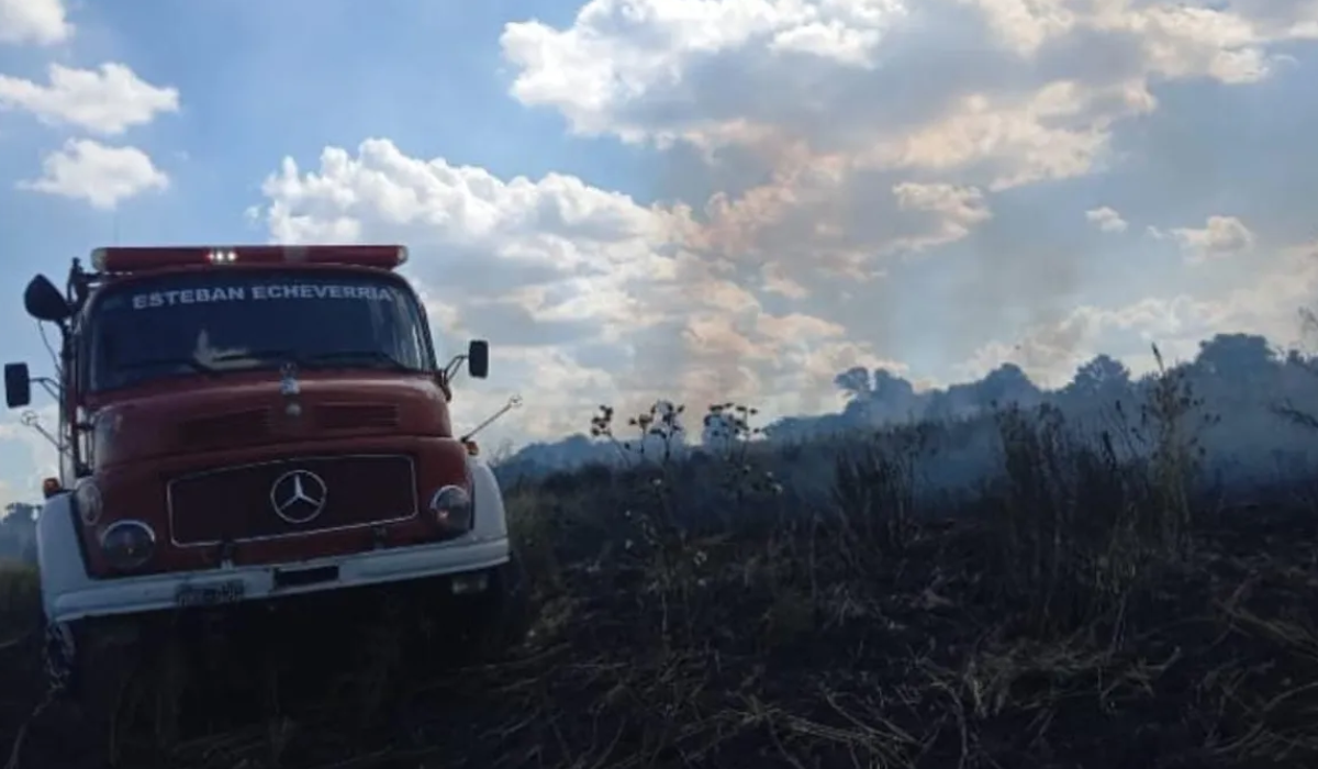 “El calor y el pasto seco hacen que estemos trabajando a pleno”, señalaron los bomberos.