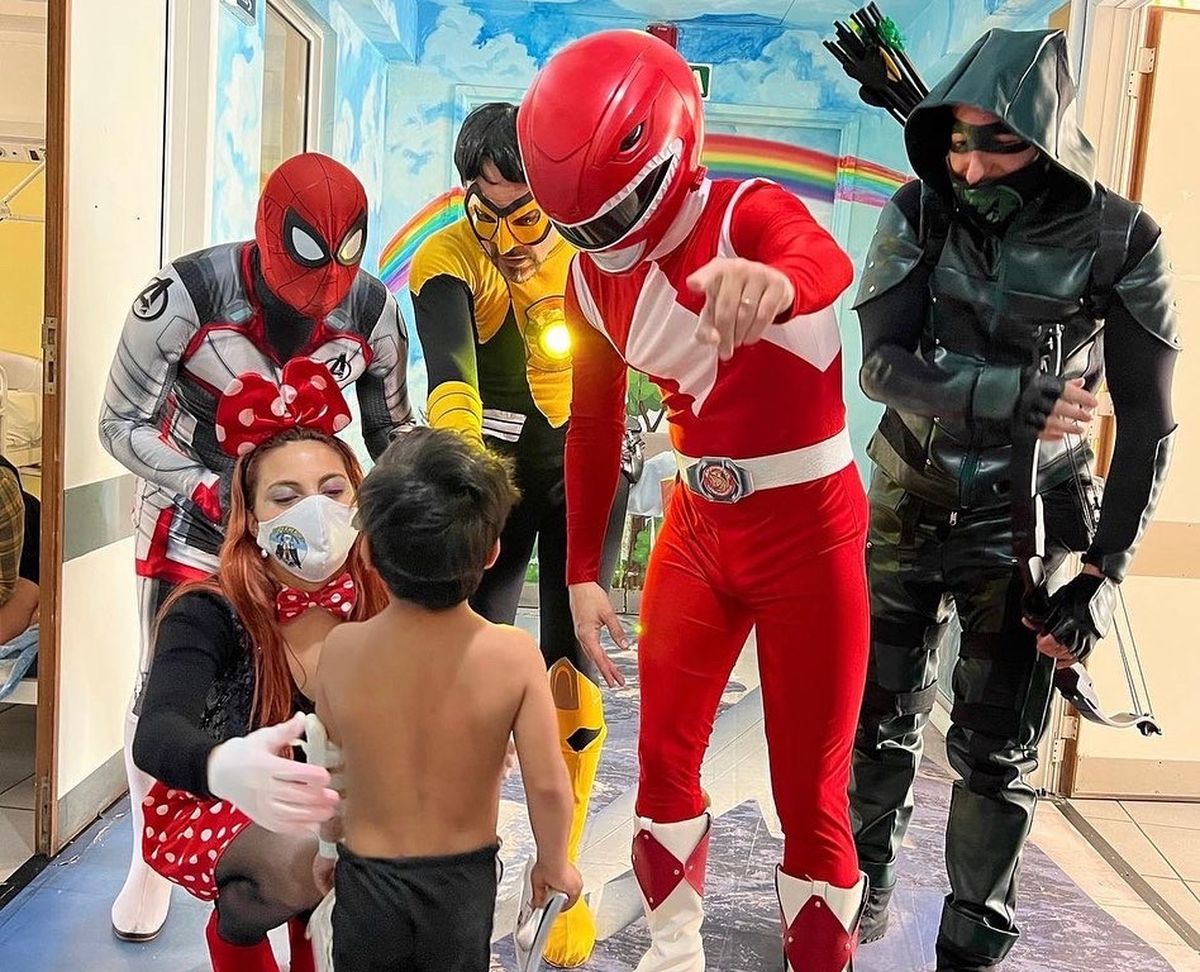 Héroes, villanos y princesas recorren hospitales del Conurbano para compartir con los más chicos