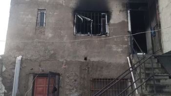 Incendio en Esteban Echeverría: una mujer de 82 años y su hijo perdieron todo