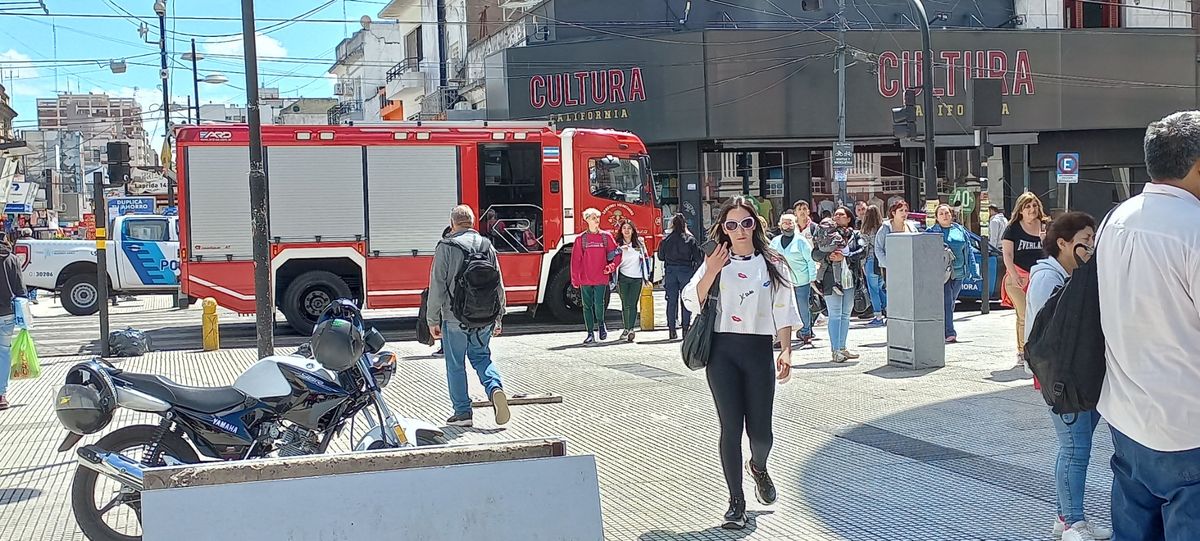 Los Bomberos de Lomas de Zamora trabajaron para apagar el incendio en el local de comidas rápidas.