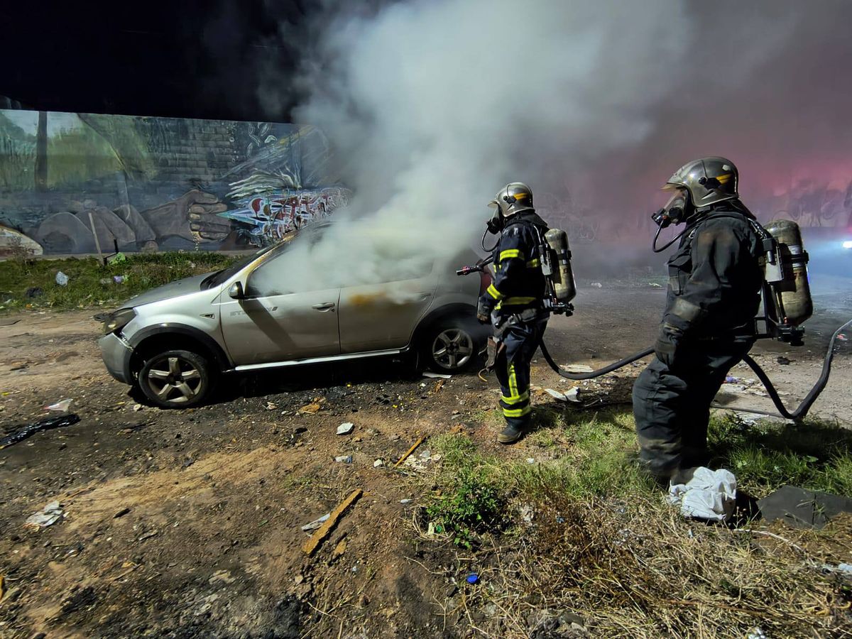 Bomberos trabajaron en el incendio de un vehículo en la esquina de Gaucho Rivero y Gaona, en Villa Centenario. No se registraron heridos.