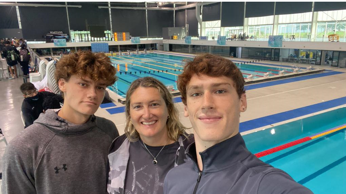 El joven de San Vicente junto a su mamá y su hermano.