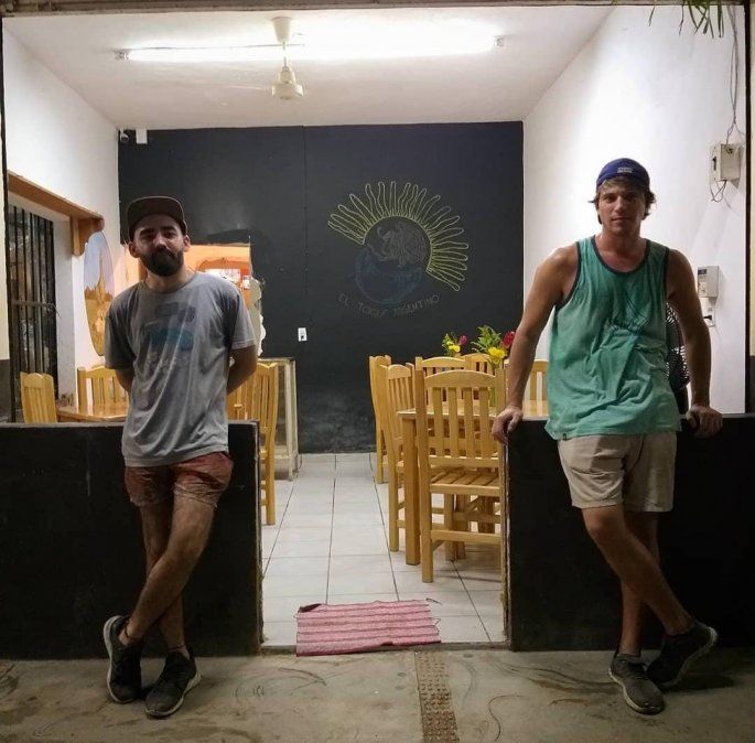 Emprendimiento. Homero (izq.), junto a su socio, Nicolás, en la panadería “El Toque Argentino”. 