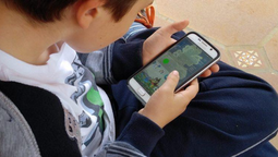 los chicos usan celulares cada vez a mas temprana edad: alerta por el chupete electronico