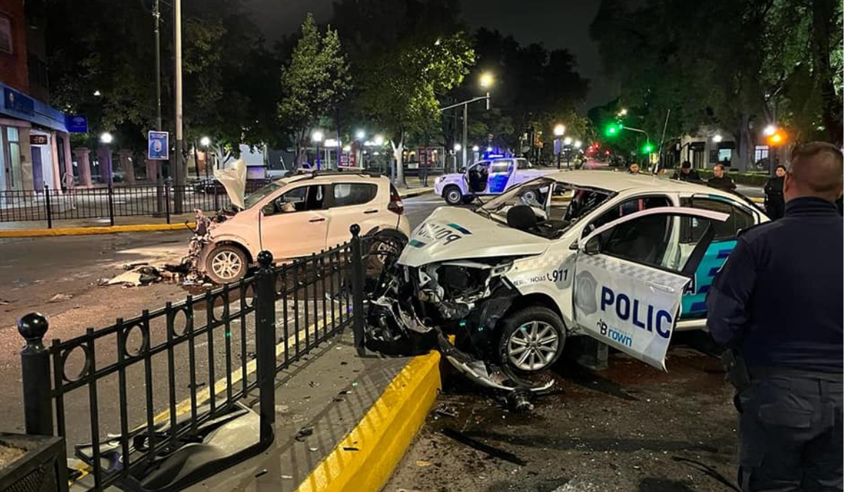 Fuerte choque entre un móvil policial y un auto en Adrogué: cuatro heridos