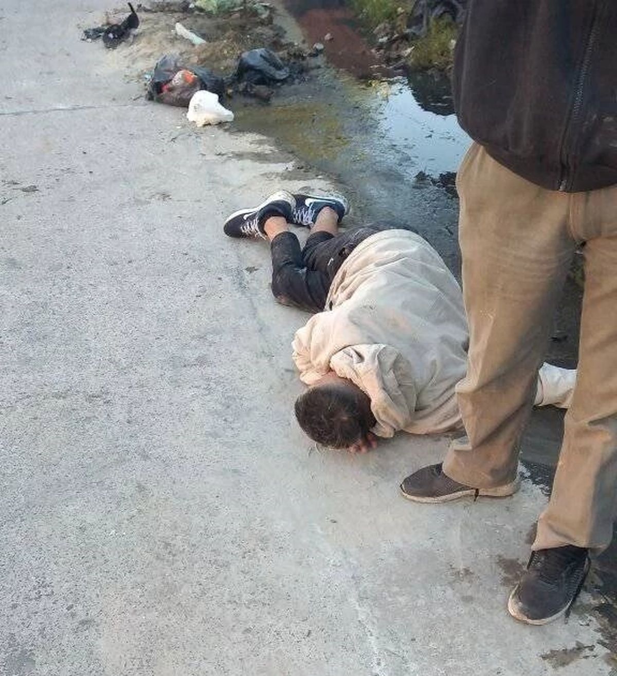El delincuente, reducido en el suelo tras el violento robo en Villa Fiorito.