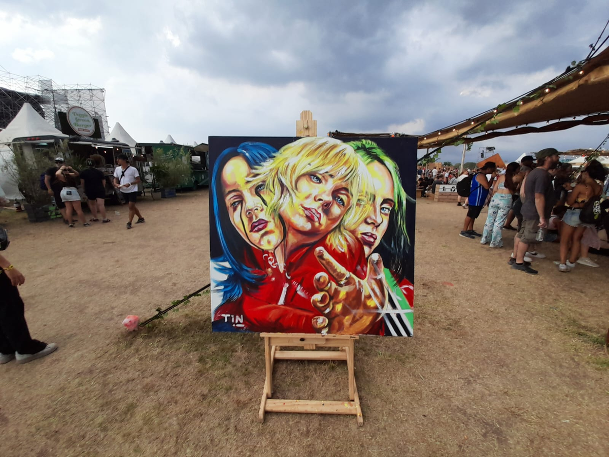 El cuadro de Billie Eilish que Tin pintó en el Lollapalooza 2023. 