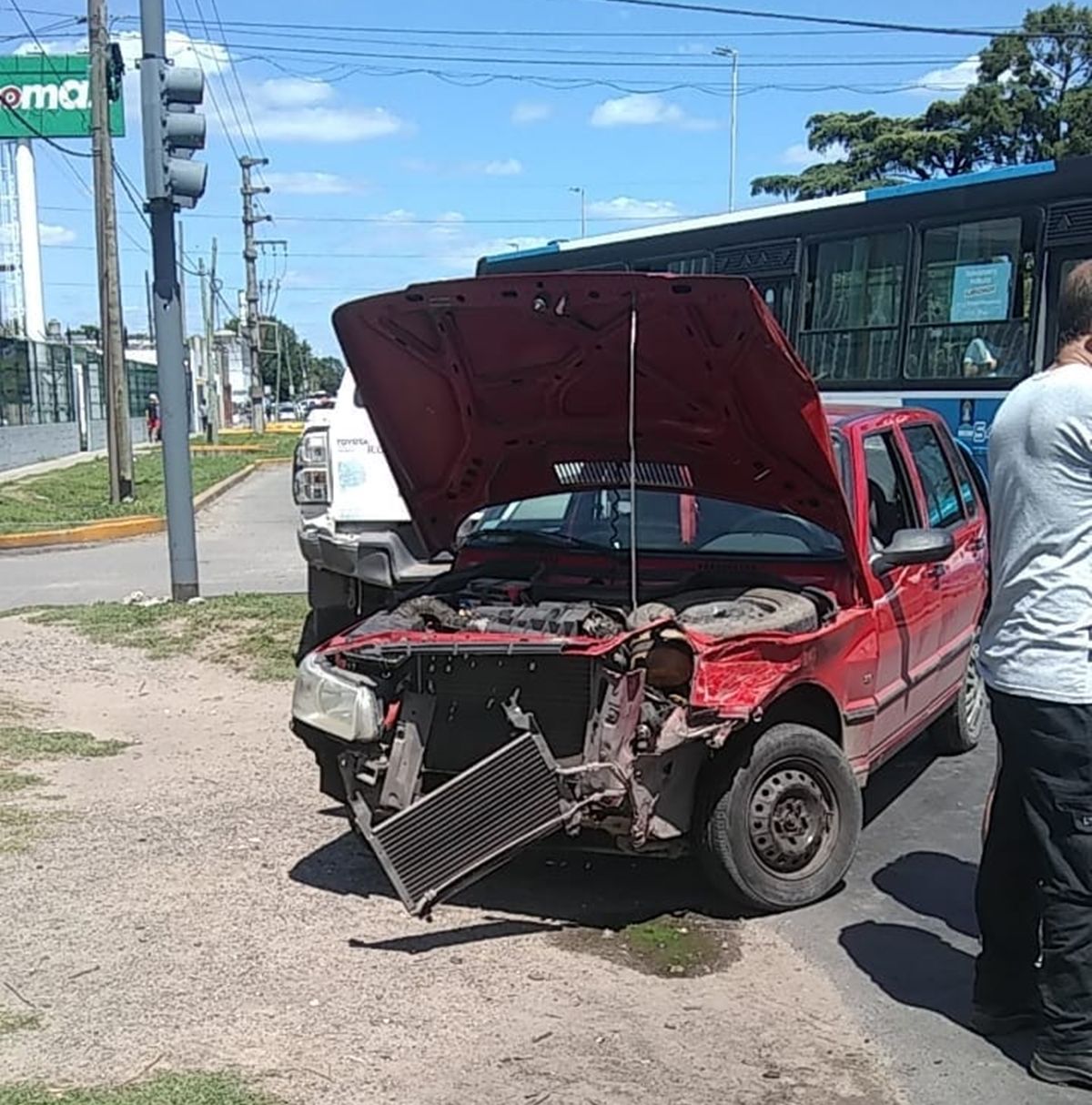 As&iacute; qued&oacute; uno de los autos tras el triple choque en Claypole.