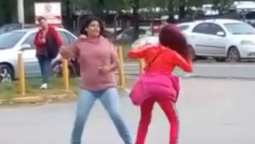 a las pinas por un colectivero: la pelea de dos mujeres por un chofer del conurbano